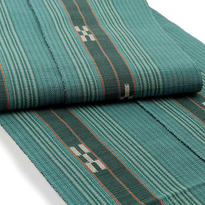 沖縄・八重山の工芸品「みんさー織（ミンサー織）」の半幅帯。小紋や紬、夏着物や浴衣に合わせて、様々な結び方でお楽しみください。木綿製で締めやすく崩れにくく、爽やかに着こなせる帯です。