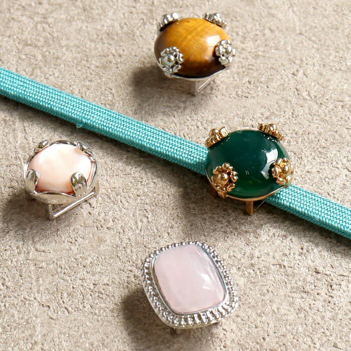 小紋紬カジュアル着物などのお着物に合わせたい、おしゃれ着を彩るジュエリーのような天然石帯留め。年中通して使えます。