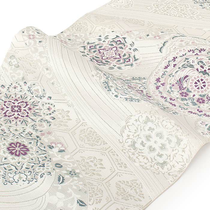 結婚式の黒留袖色留袖や訪問着に合わせたい仕立て上がり袋帯。入学式やお宮参り七五三参り等お子様の行事の礼装にも最適。フォーマルな着物を上品に装う袋帯。