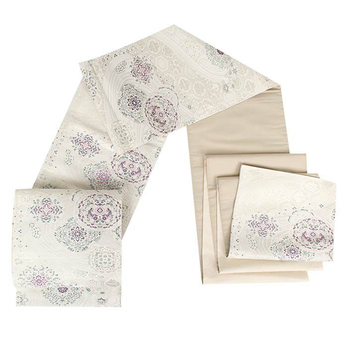 結婚式の黒留袖色留袖や訪問着に合わせたい仕立て上がり袋帯。入学式やお宮参り七五三参り等お子様の行事の礼装にも最適。フォーマルな着物を上品に装う袋帯。