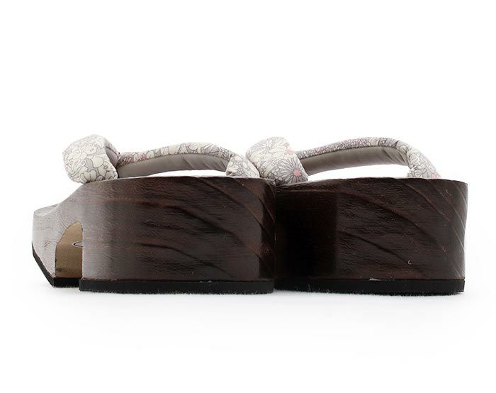 夏祭りや花火大会、盆踊りの浴衣に欠かせない下駄。痛くない歩きやすい、初めての方にも安心の履き心地。