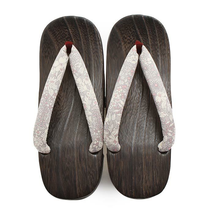 夏祭りや花火大会、盆踊りの浴衣に欠かせない下駄。痛くない歩きやすい、初めての方にも安心の履き心地。