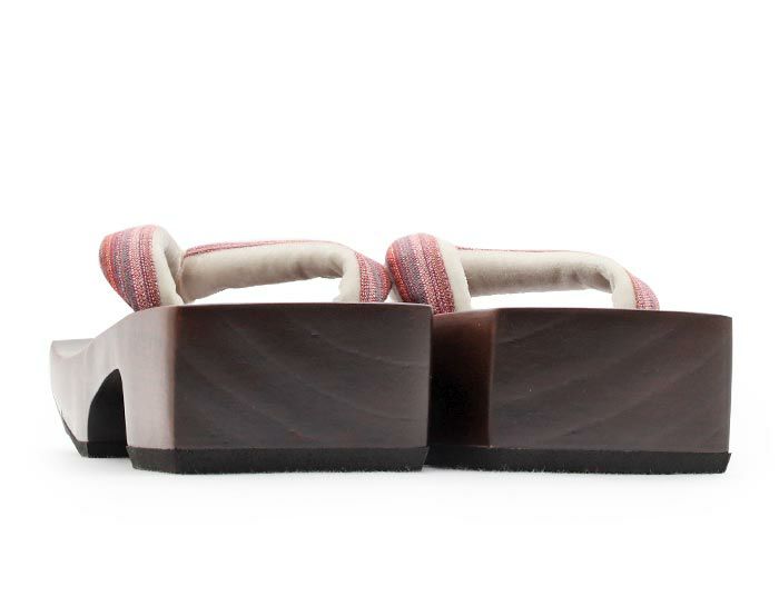 夏祭りや花火大会、盆踊りの浴衣に欠かせない下駄。痛くない歩きやすい、初めての方にも安心の履き心地。