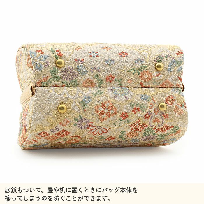 結婚式の黒留袖色留袖や訪問着に合わせたい草履バッグセット。痛くなくて歩きやすい、初めての方にも安心の履き心地。こだわりの草履とバッグで上品な着物姿を演出できます。