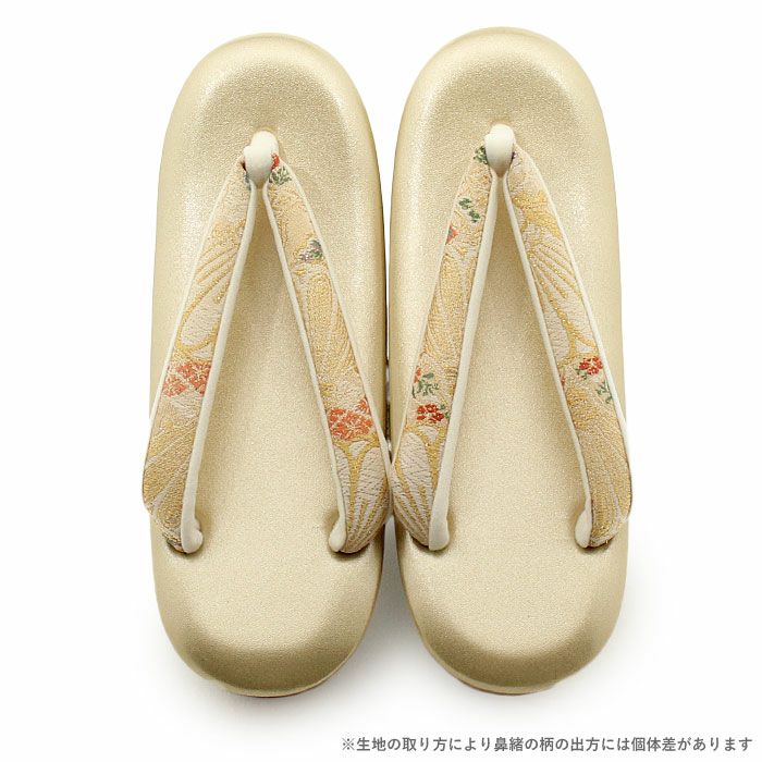 結婚式の黒留袖色留袖や訪問着に合わせたい草履バッグセット。痛くなくて歩きやすい、初めての方にも安心の履き心地。こだわりの草履とバッグで上品な着物姿を演出できます。